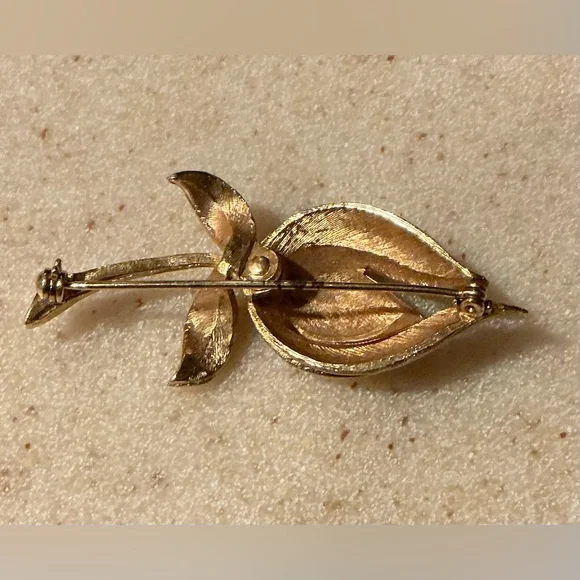 Elegant Gold Leaf Brooch - Picture 2 of 2